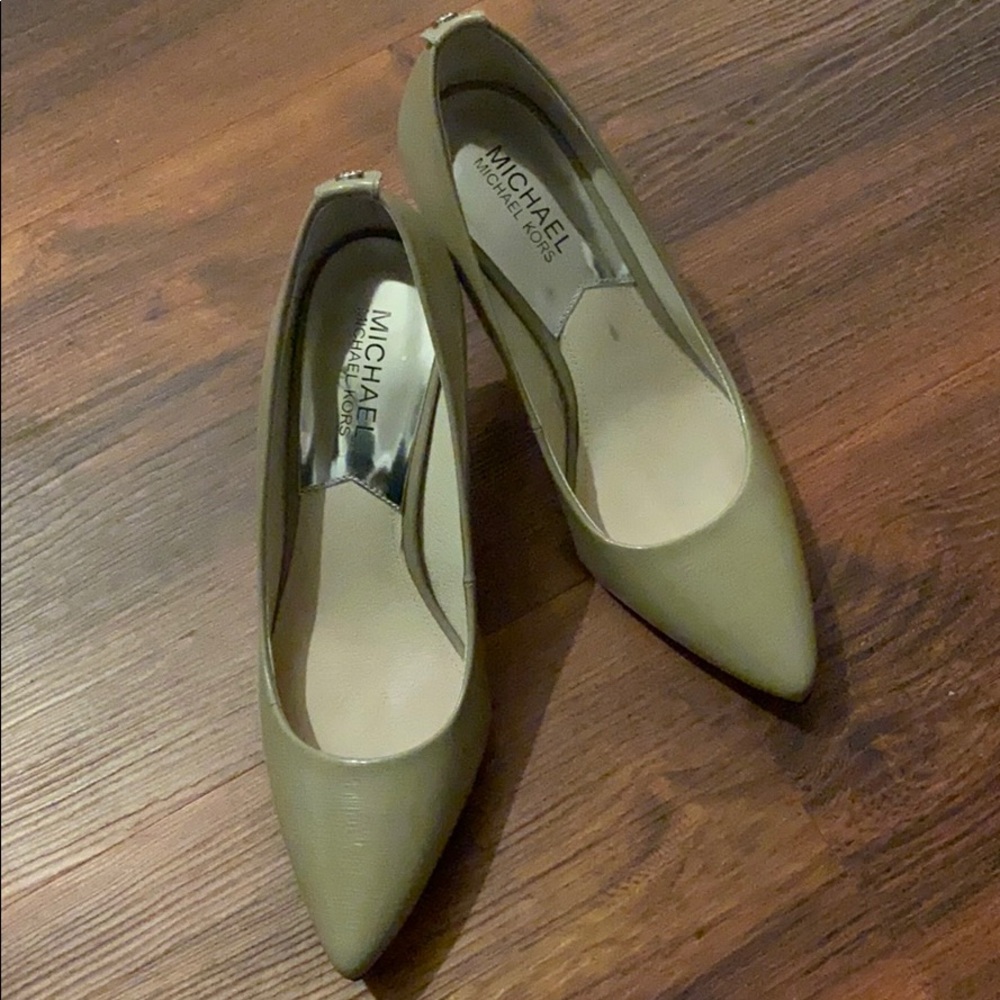 MK Flex Mid Pointed-Toe Pumps